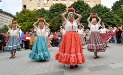 Paraguayan folk dance group Alma Guaran by FolkDanceEnsembleSofia6 via Wikimedia.