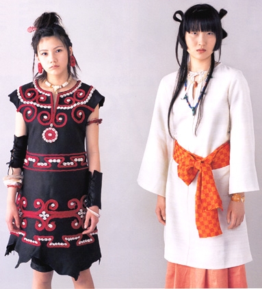 Photo of models from a 2005 event focussing on the Jōmon and Yayoi cultures.
