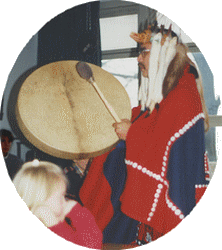 Tsimshian drumming in 1999 by Ed. E. Bryant by Ökologix via Wikimedia.