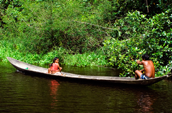 A Warao family in their canoe by Roar Johansen via Wikimedia.